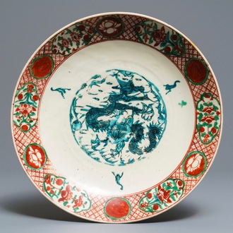 Een Chinese polychrome Swatow schotel met een draak, Ming