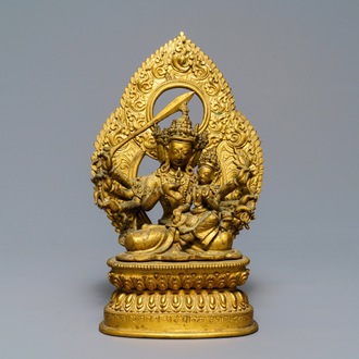 Een Tibetaanse verguld bronzen groep met Manjusri en Prajnaparamita met inscriptie, 17/18e eeuw
