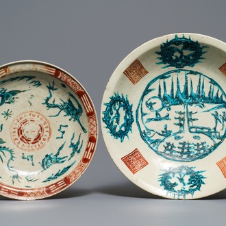 Twee Chinese polychrome Swatow schotels, Ming