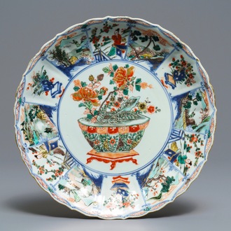 Een Chinese famille verte schotel met een jardinière, Kangxi