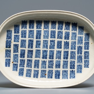 Een Chinese blauwwitte 'Bleu de Hue' ovalen schotel voor de Vietnamese markt, 19e eeuw