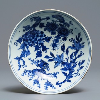 Een Chinese blauwwitte kom met floraal decor, Jiajing merk en periode