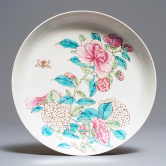 Een fijn Chinees famille rose 'ruby back' eierschaal bord met floraal decor, Yongzheng