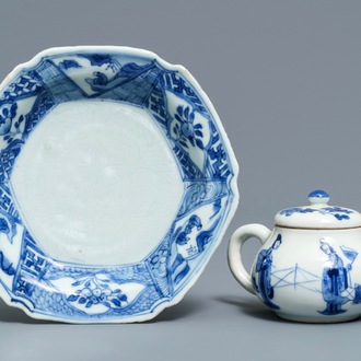 Een Chinese blauwwitte Yixing-stijl theepot en een Anhua bord, Tianqi en Kangxi