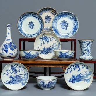 Een collectie divers Chinees 'Bleu de Hue' porselein voor de Vietnamese markt, 19e eeuw