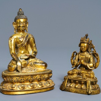 Twee Sino-Tibetaanse verguld bronzen figuren van Boeddha Shakyamuni en Avalokitesvara, 18/19e eeuw