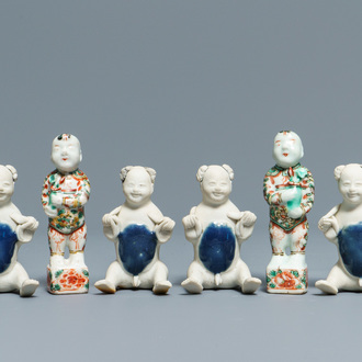 Vier Chinese 'Tek Sing Cargo' biscuit figuren van jongens en een paar famille verte Hoho broers, Kangxi