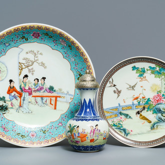 Twee Chinese famille rose schotels en een vaas met zilveren montuur, 19/20e eeuw