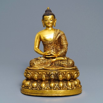 Een grote Chinese verguld bronzen figuur van Boeddha Amitayus, 19/20e eeuw