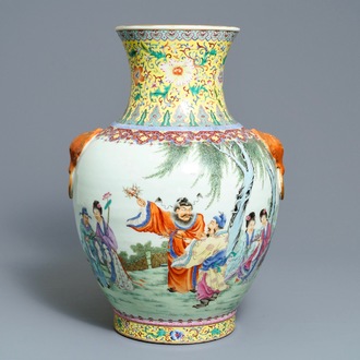 Een grote Chinese famille rose vaas met figuren in een landschap, Qianlong merk, 20e eeuw