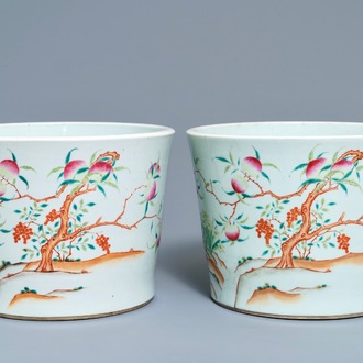 Een paar Chinese famille rose jardinières met 'negen perziken', 19e eeuw