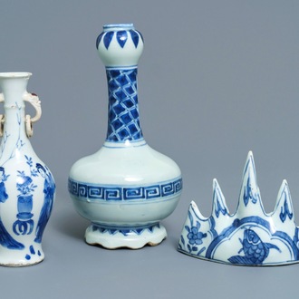 Twee Chinese blauwwitte vazen en een penselenrust, Wanli/Kangxi