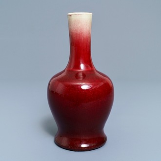 Een Chinese langyao vaas met rood glazuur, 19e eeuw