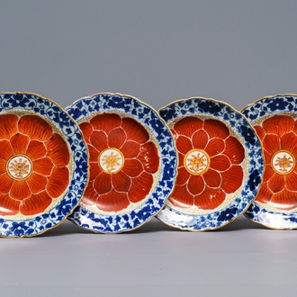 Vier Chinese blauwwitte en ijzerrode 'lotus' borden, Qianlong/Jiaqing
