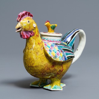 Een Chinese famille rose wijnpot met deksel in de vorm van een hen, Qianlong