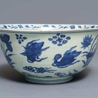 Een Chinese blauwwitte kom met eenden, Wanli merk en periode