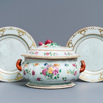 Een Chinese famille rose dekselterrine en twee grisaille borden met mythologisch decor, Qianlong