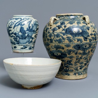 Twee Chinese blauwwitte Swatow potten en een kom, Ming