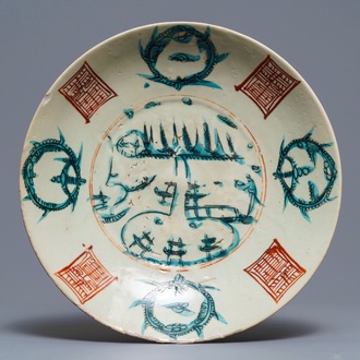 Een Chinese Swatow schotel met 'gespleten pagode' decor, Ming