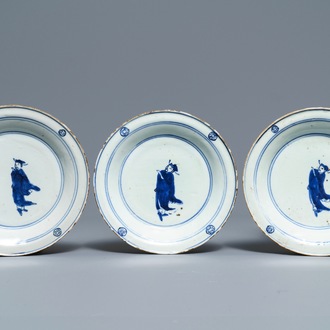 Drie Chinese blauwwitte ko-sometsuke borden met wijsgeren, Tianqi
