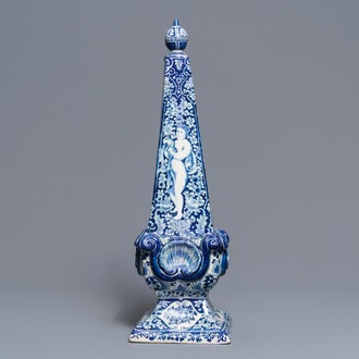 Een grote blauwwitte Delftse obelisk, 17/18e eeuw