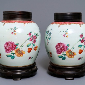 Een paar fijne Chinese famille rose potten met floraal decor, Qianlong