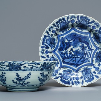 Een Chinese blauwwitte kom en een kraakporseleinen bord met een hert, Wanli