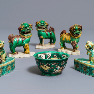 Vijf Chinese verte biscuit modellen van boeddhistische leeuwen en een kommetje, Kangxi
