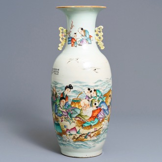 Een Chinese famille rose vaas met tweezijdig decor, 19/20e eeuw