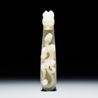 Een Chinese celadon jade gordelhaak, 18/19e eeuw