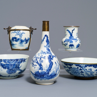 Een collectie divers Chinees 'Bleu de Hue' porselein voor de Vietnamese markt, 19e eeuw