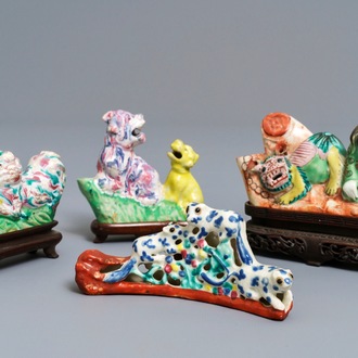 Drie Chinese famille rose waterdruppelaars en een penselenrust, 18/19e eeuw
