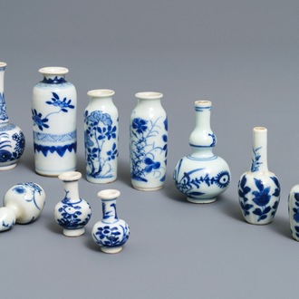 Tien fraaie Chinese blauwwitte miniatuur vaasjes, Kangxi