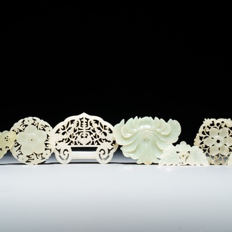 Zeven Chinese witte en celadon jade knoopspelden, 18/20e eeuw