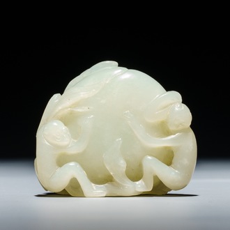 Een Chinese celadon groep van een perzik met twee apen, 19/20e eeuw