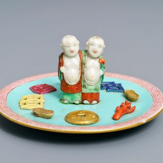 Een Chinese famille rose wierookhouder, Jiaqing merk en wellicht periode