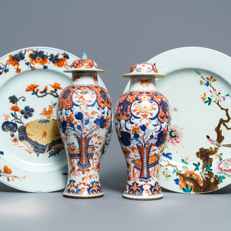 Een paar Chinese Imari-stijl en famille rose dekselvazen en twee schotels, Qianlong
