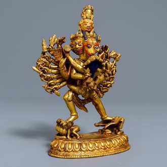 Een Sino-Tibetaanse beschilderde bronzen figuur van Yamantaka en gemalin, 19/20e eeuw
