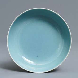 Een monochroom Chinees bord met clair-de-lune glazuur, Qianlong merk, 19/20e eeuw