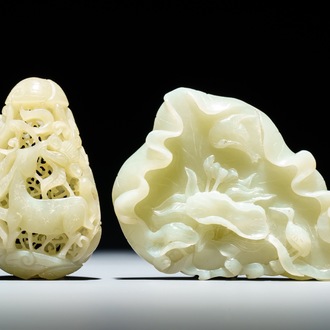 Een Chinese celadon jade opengewerkte hanger en een lotusblad met vogels, 19/20e eeuw