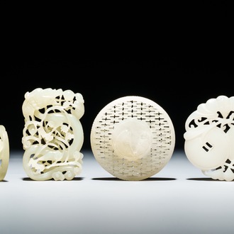 Vier Chinese snijwerken in witte en celadon groene jade, 19/20e eeuw