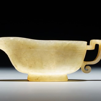 Een Chinese lichtgele jade libation cup, 19th C.