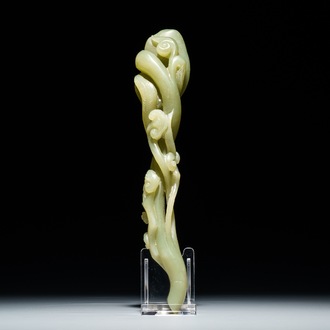 Een Chinees groene jade model van een lingzhi scepter, 19/20e eeuw