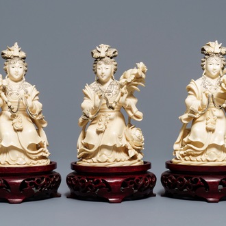 Drie Chinese ivoren figuren van zittende bloemenmeisjes, 19/20e eeuw
