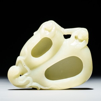 Een Chinese celadon jade penselenwasser met apen op perziken, 19/20e eeuw