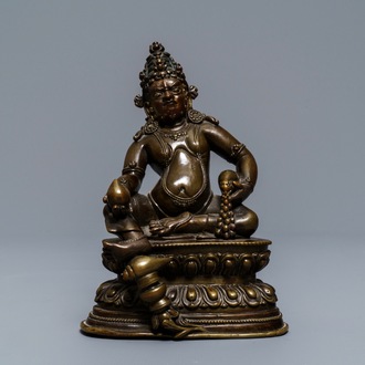 Een Sino-Tibetaanse bronzen figuur van Jambhala, 17/18e eeuw