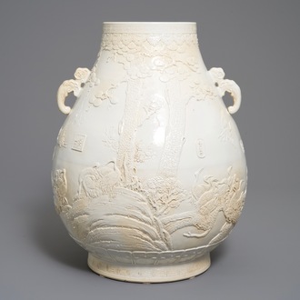 Een Chinese monochrome crèmekleurige hu vaas met reliëfdecor, Qianlong merk, 20e eeuw