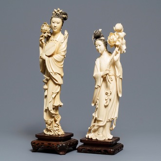 Twee grote Chinese ivoren figuren van dames met bloemen, 19e eeuw