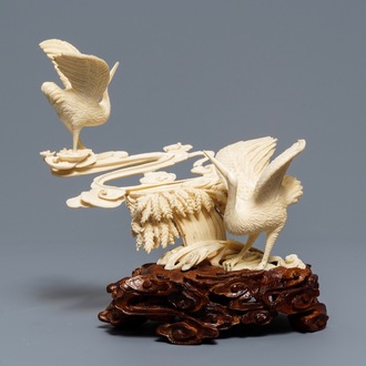 Een Chinese ivoren groep met kraanvogels bij wolken, ca. 1920
