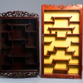 Twee Chinese houten wandvitrines voor snuifflesjes en miniaturen, 20e eeuw